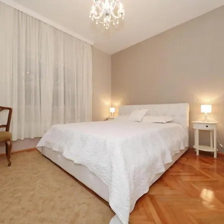 Max - Luxurious With Pool Apartman *