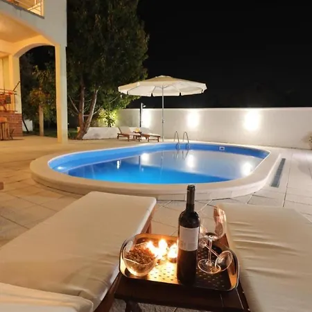 Apartman Max - Luxurious With Pool Zadar