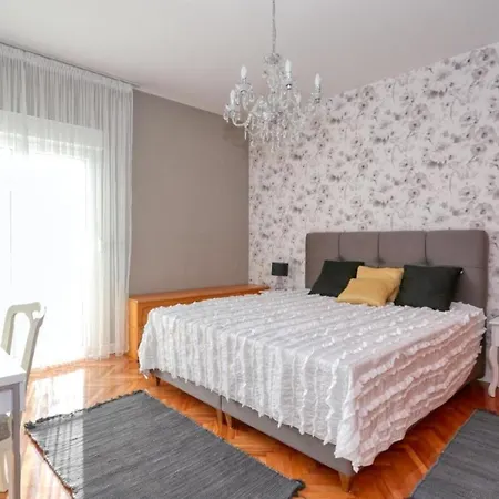 Max - Luxurious With Pool Apartment