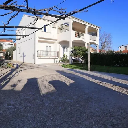 Max - Luxurious With Pool Apartment