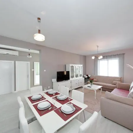 Apartment Max - Luxurious With Pool